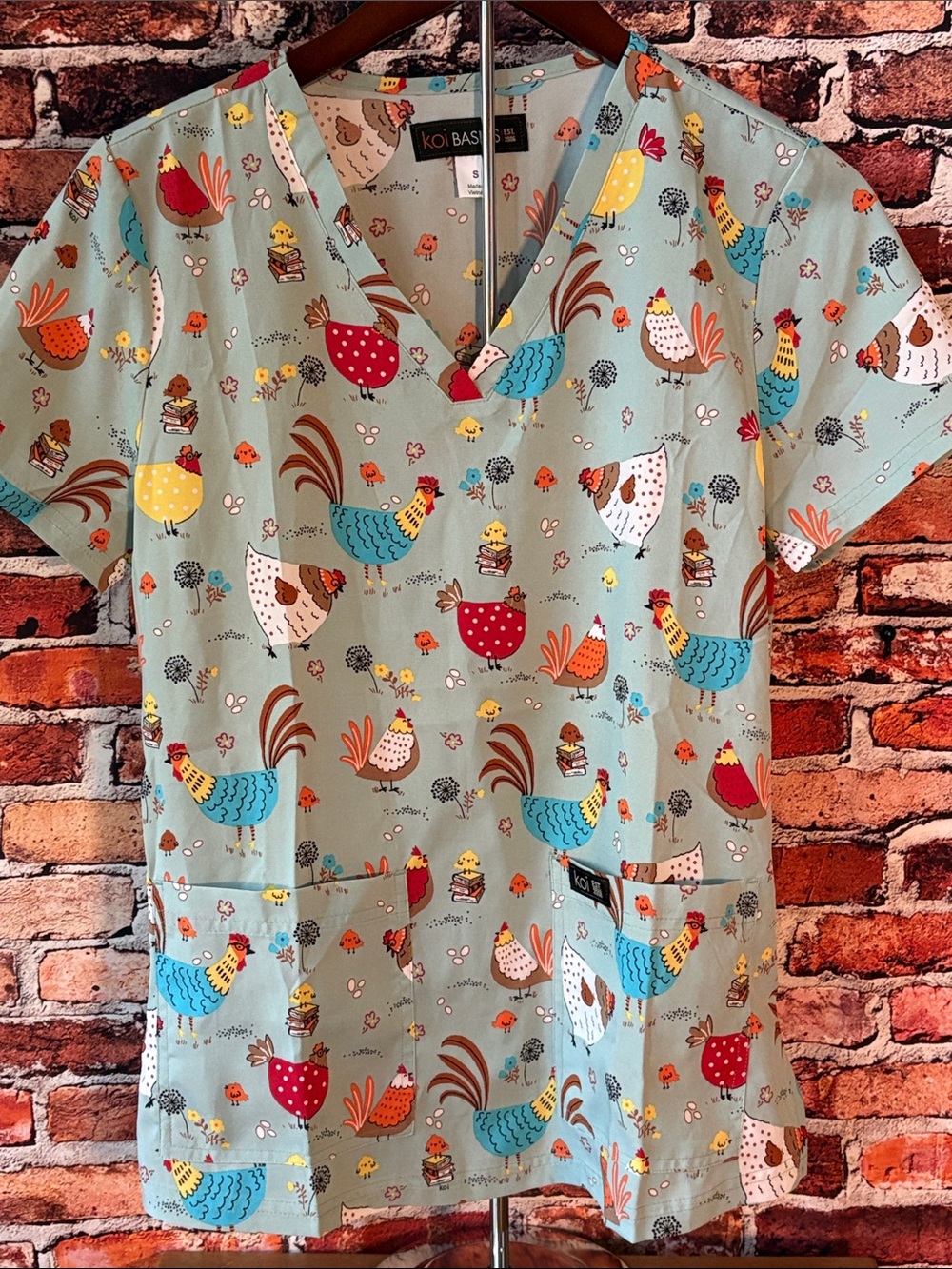 koi Pale Sage Short Sleeve V-Neck Scrub Top w Colorful Fun Chicken Print Small